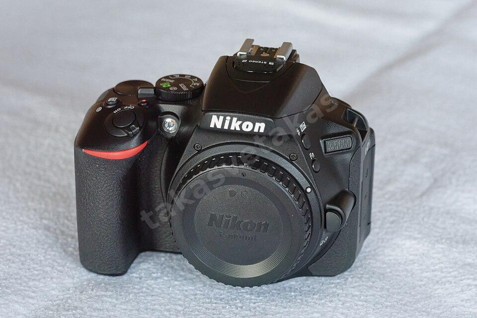 Nikon D5600 Gövde — 12.300 Deklanşör, Döner Ekranlı