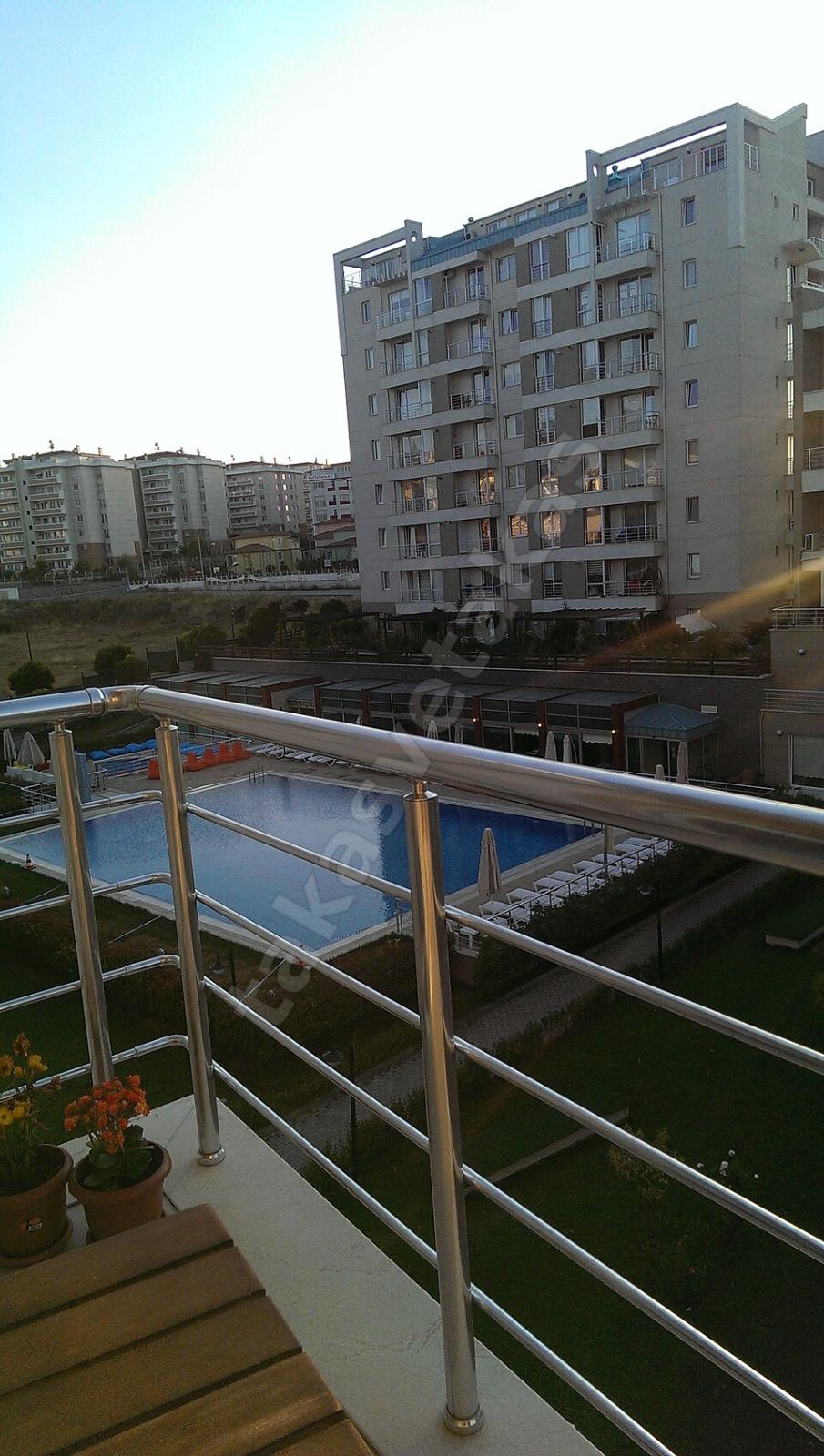 Çayırova'da Havuzlu Site İçinde Havuz Manzaralı 3+1 Daire